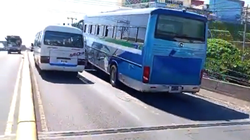 Grúa del VMT moviliza «bus quedado» que generaba congestionamiento en Bulevar del Ejército