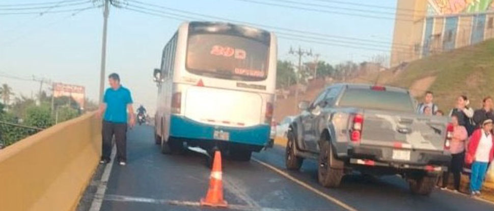 Autobús queda varado en Bulevar del Ejército y genera caos vehicular