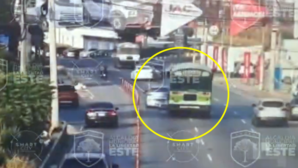 Imprudencia: cámara capta percance vial sobre la Panamericana en Antiguo Cuscatlán