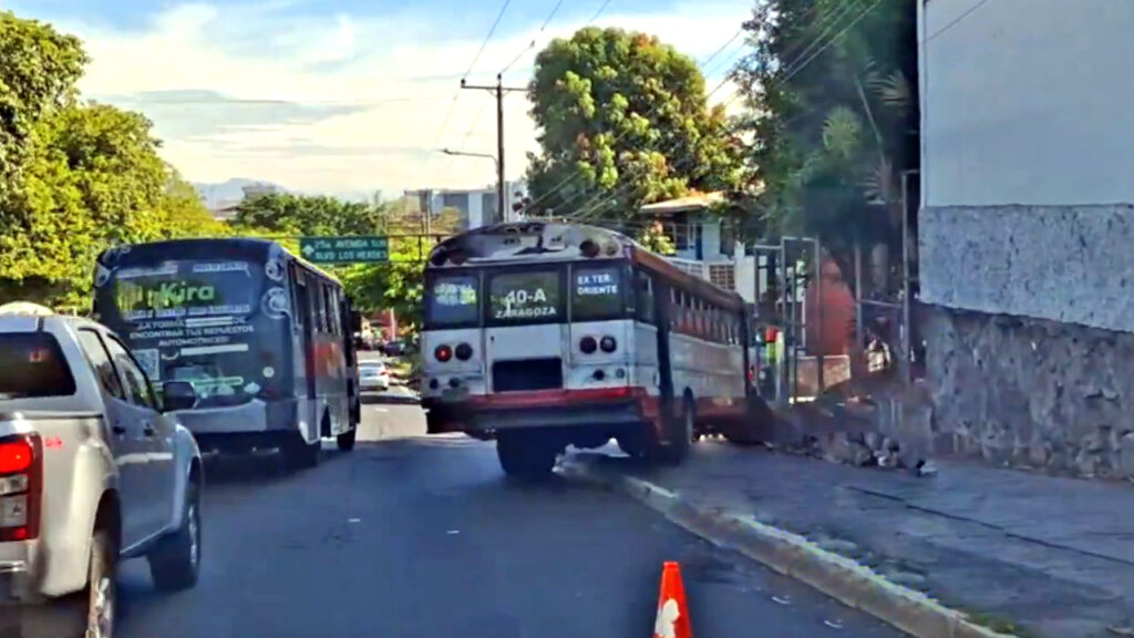 Bus sin frenos se accidenta en la bajada de la calle Monserrat en San Salvador
