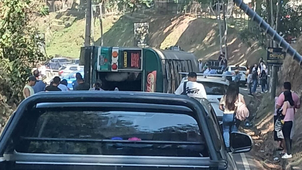Reportan aparatoso accidente sobre carretera a Comasagua, La Libertad