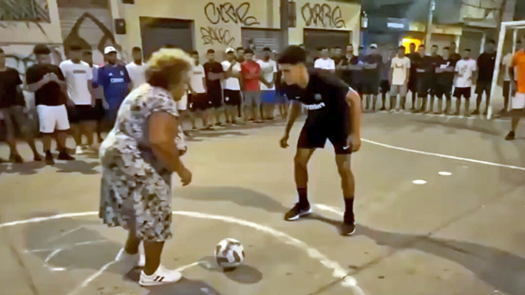 Se viraliza video de abuela futbolera en Brasil