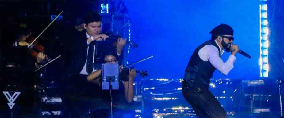 Capitán Yandel destaca el talento de la sinfónica salvadoreña durante su concierto