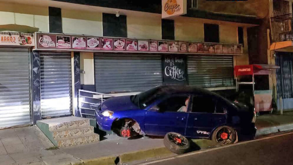 Pierde el control y se estrella contra un establecimiento en San Vicente