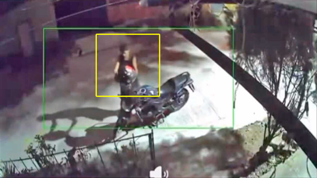 Cámara capta momento cuando un sujeto hurta un casco de motociclista en Aguilares