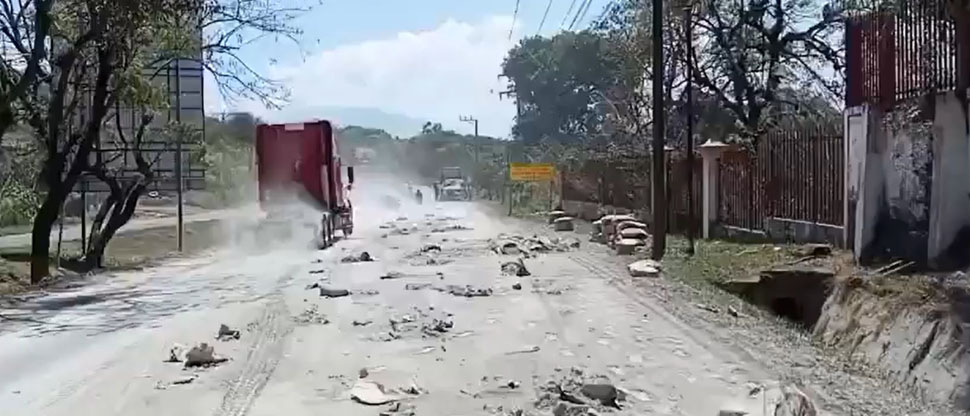Rastra choca con un camión y deja bolsas de cemento en la Carretera Panamericana