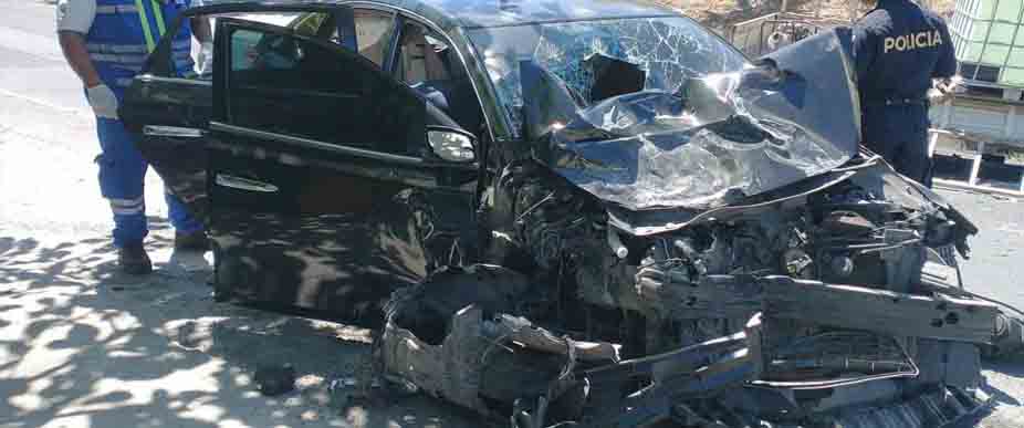 Fallece mujer y un menor de edad quedó lesionado tras chocar contra un camión en La Paz