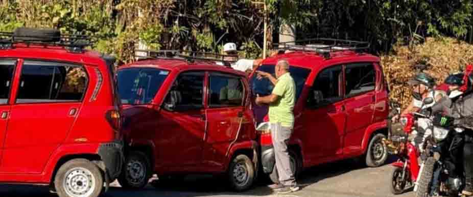 Chocan 3 carritos Qutes en Ahuachapán