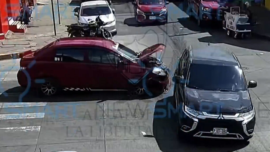 Conductor no respeta señal de ALTO y provoca accidente en Santa Tecla