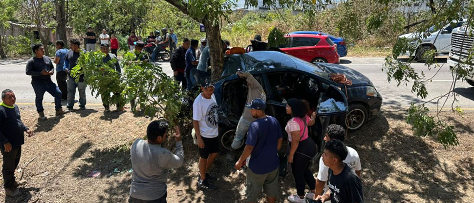 Reportan fuerte accidente que dejó tres mujeres y dos niños lesionados