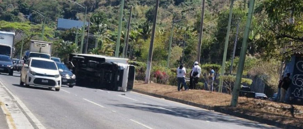 Conductor de camión termina volcando en Autopista a Comalapa