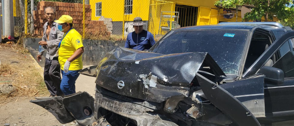 Reportan cuatro personas lesionadas en fuerte accidente de tránsito en La Paz