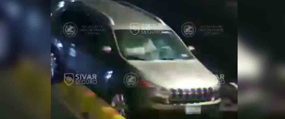 Captan a conductor manejando distraído y termina arriba de unos separadores