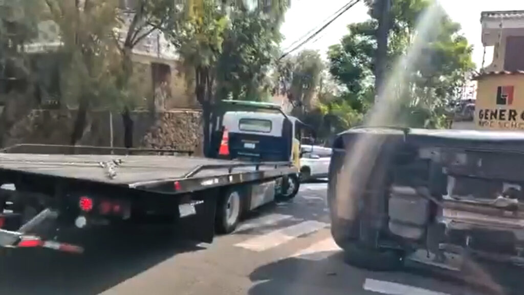 Grúa del VMT moviliza carro volcado en colonia Escalón
