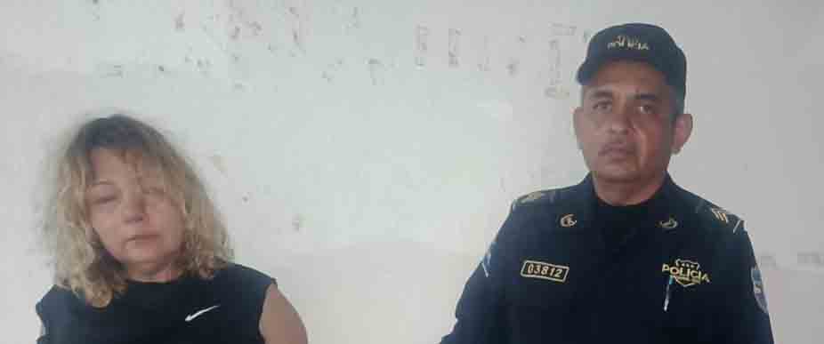 Arrestan a mujer por golpear a su compañero de vida con una botella de vidrio