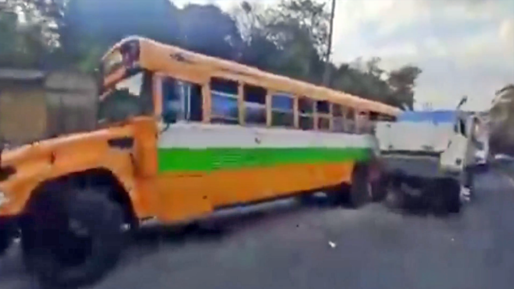 Fuerte accidente genera tráfico vehicular en El Congo, Santa Ana