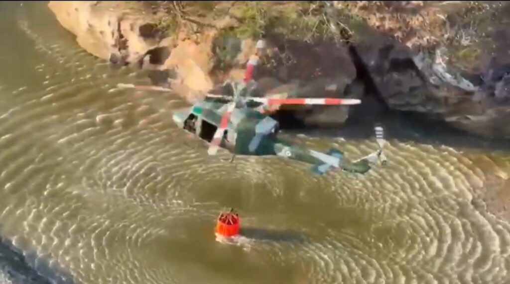 Transportan agua en elicóptero de la Fuerza Armada para apagar incendio forestal