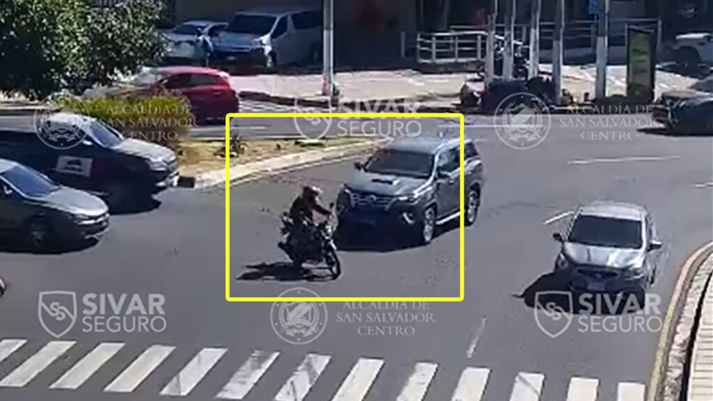 Motociclista es embestido tras invadir el carril de camioneta en San Salvador
