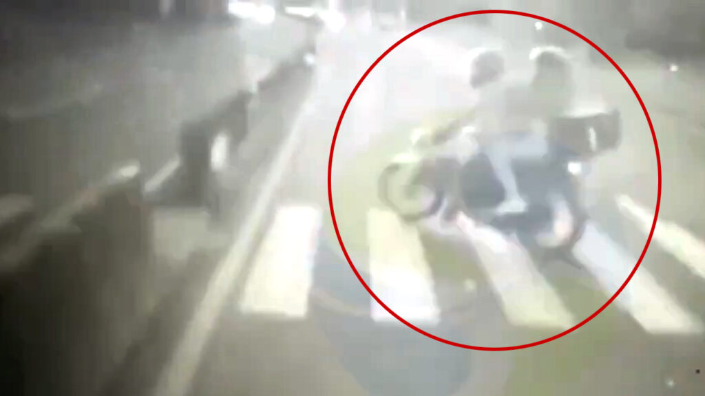 (VIDEO) Momento exacto cuando una pareja es arrollada por un bus en la Panamericana