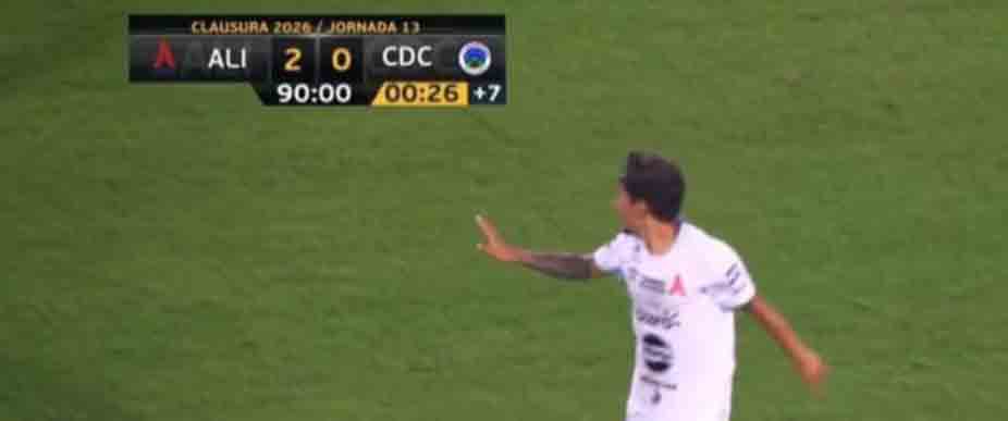 Insólito: Enrico Dueñas hace el gol de la victoria para Alianza y lo dejan celebrar solito