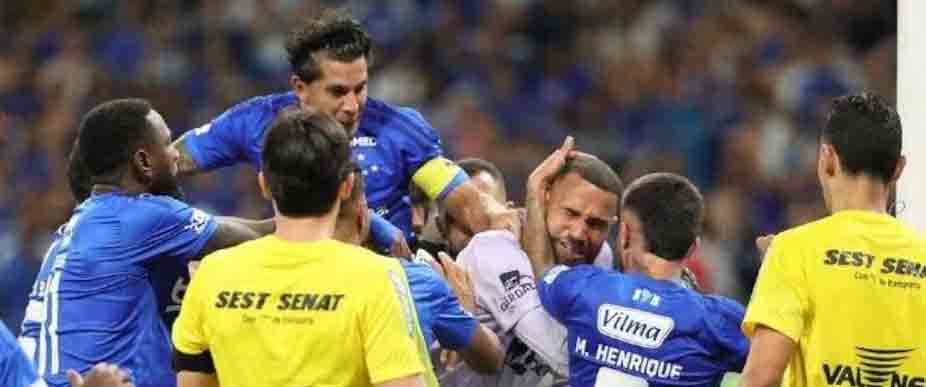 La final del campeonato Mineiro en Brasil termina con 23 jugadores expulsados