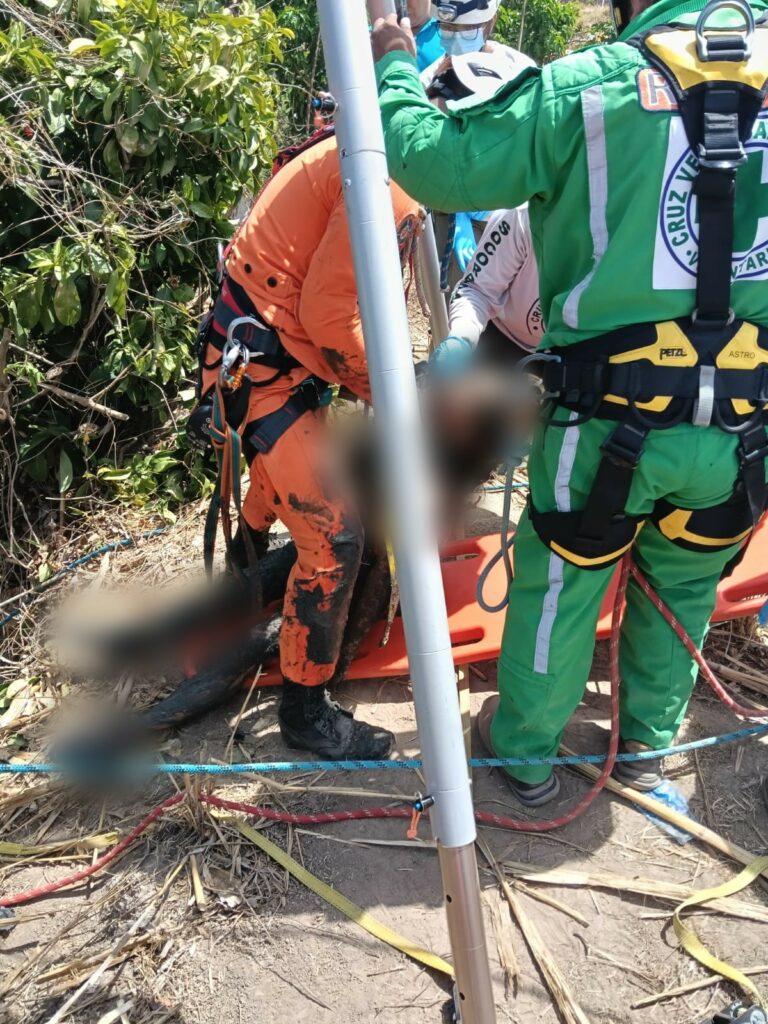 Rescatan a persona que cae a fango en barranco de 15 metros en Ilobasco