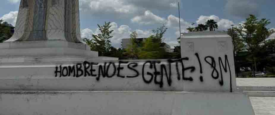 Feministas manchan y vandalizan plaza Salvador del Mundo