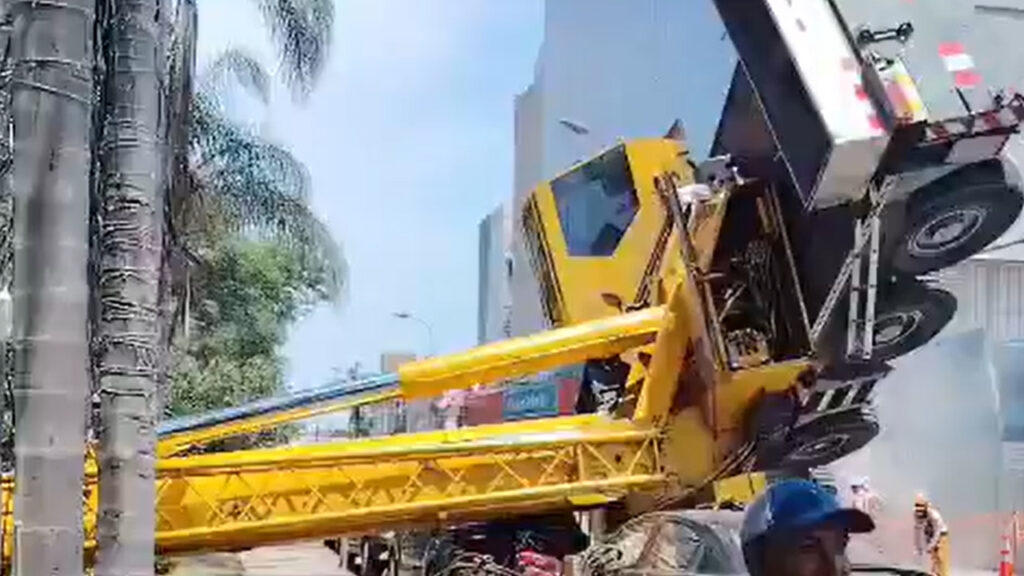 Perú: enorme grúa vuelca y aplasta automóviles y motocicletas en Lima