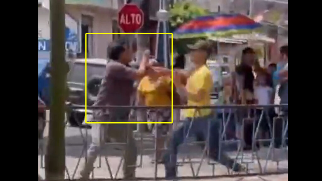 Quiso intimidar a su oponente con poses de karateca, pero terminó siendo el “hazme reír”