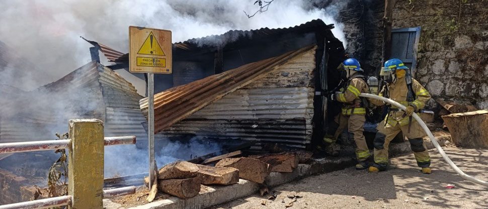 Incendio destruye estructura que utilizaban para almacenar grasa bobina en La paz