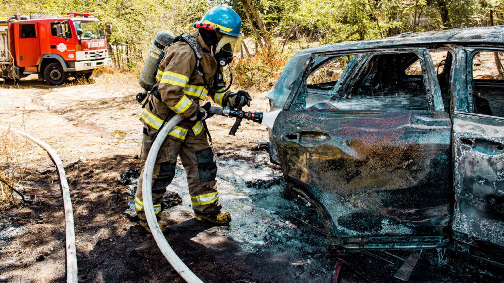 Vehículo es reducido a chatarra tras incendiarse en San Vicente