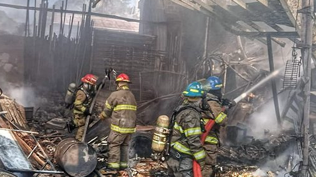 Cuerpo de Bomberos declara controlado el incendio de chatarrera en Barrio Lourdes
