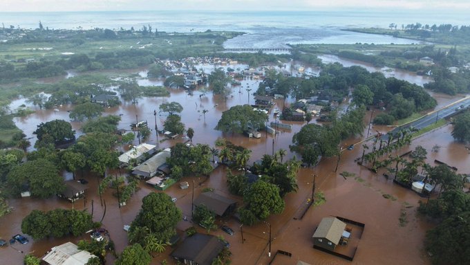 Lluvias provocan la mayor inundación en Hawái en los últimos 20 años