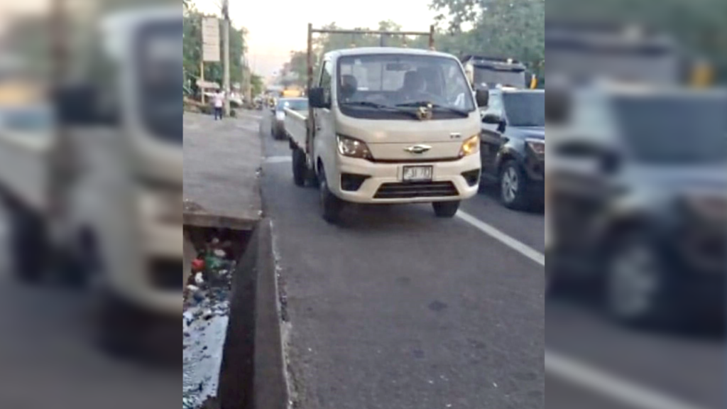 Denuncian a conductores irresponsables que ponen en riesgo la vida de peatones en Lourdes