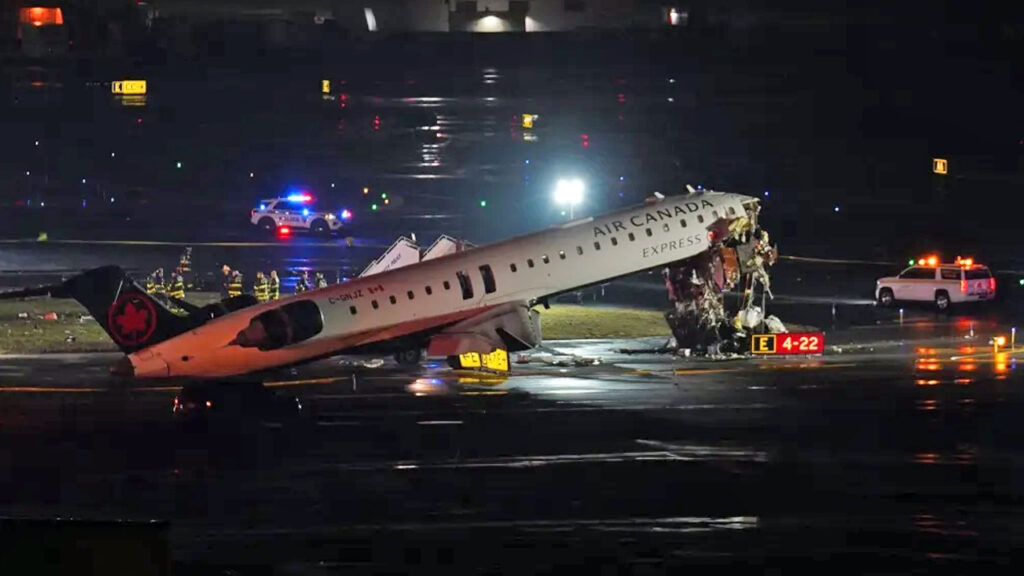 Momento exacto del choque entre un avión y un camión de bomberos en New York