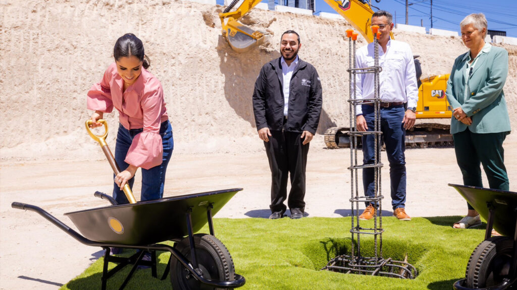 Primera Dama Gabriela de Bukele coloca la primera piedra del Centro de Maternidad Nacer con Cariño ‘El Nido’