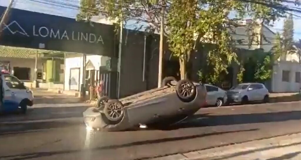 Vehículo vuelca tas accidente en calle Loma Linda, San Salvador