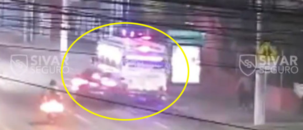 Cámaras captan accidente de vehículo particular contra microbús en la 49av Sur