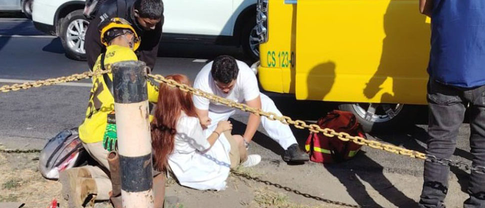 Microbusero embiste a una mujer en Ilopango