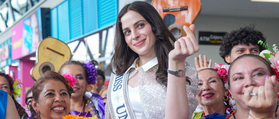 Así recibieron a la Miss Universo 2025 en el Aeropuerto Internacional Monseñor Romero