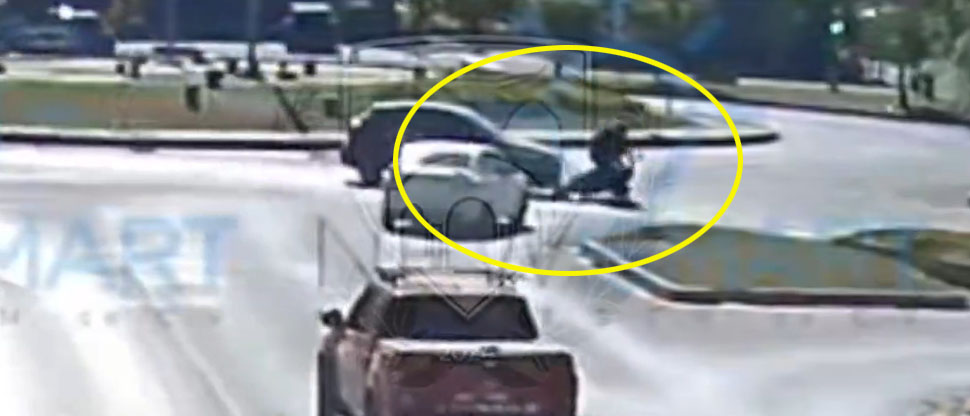 Imprudencia de conductor termina embistiendo a motociclista en Santa Tecla