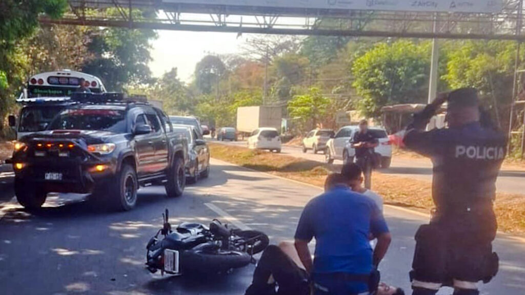 Motociclista se estrella en la parte trasera de un bus en la Panamericana