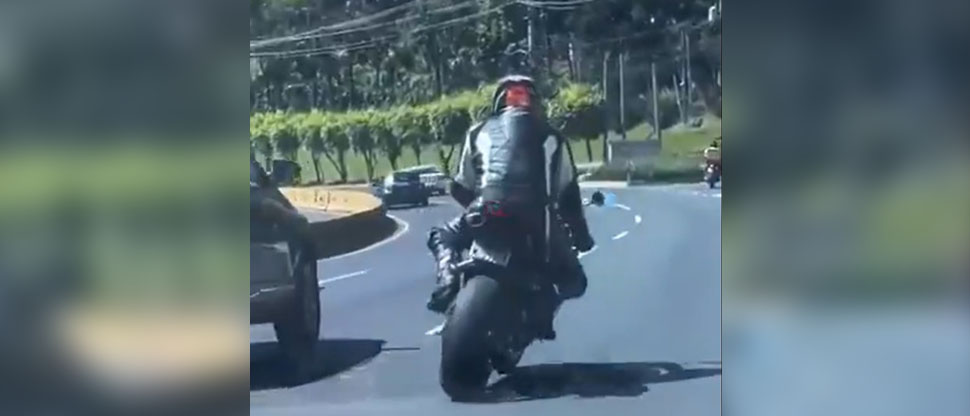 Denuncian a motociclista por hacer maniobras peligrosas en carretera