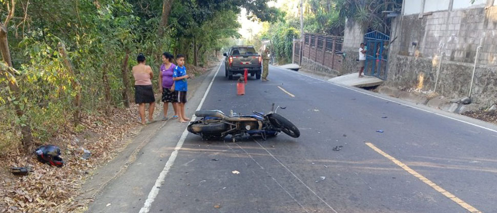 Motociclista resulta lesionado tras esquivar un animal en la carretera