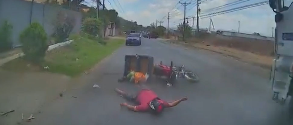 Motociclista choca con vehículo de periodista Mario Guevara y queda captado en cámara