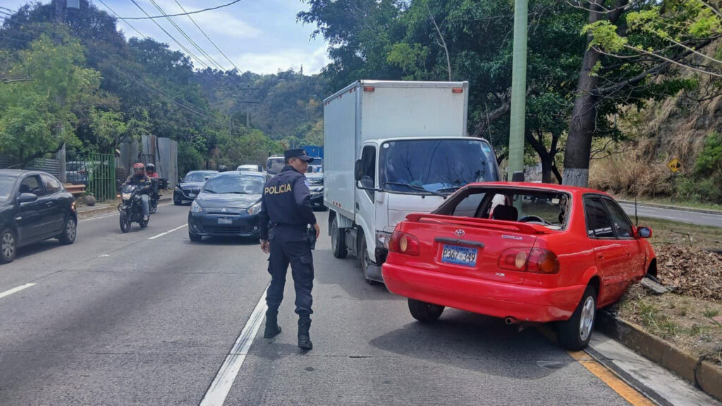 Conductor invade carril y provoca múltiple accidente en carretera a Comalapa