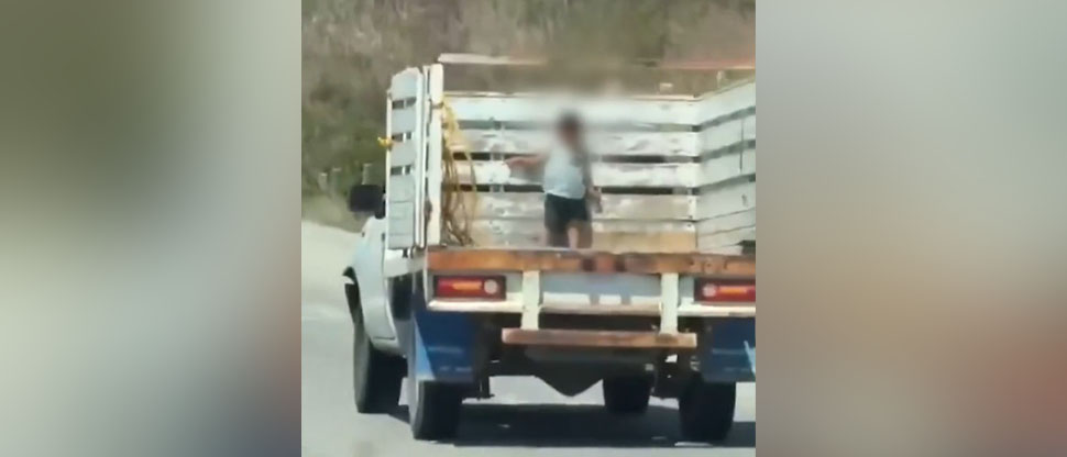 Perú: captan a niño viajando solo en la cama de un pick-up, expuesto a una desgracia