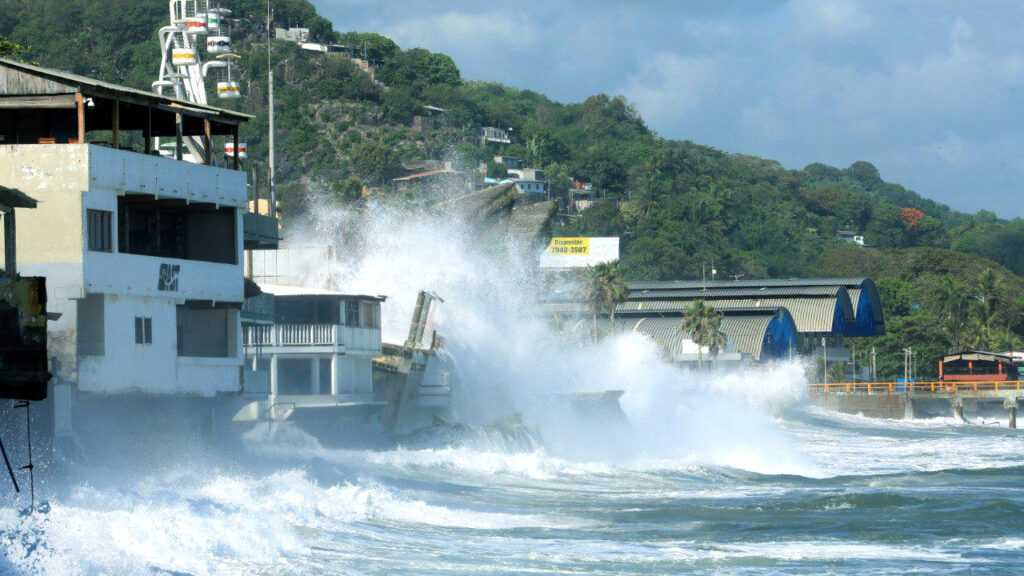 MARN: continúa oleaje alto y rápido en las costas salvadoreñas debido a mar de fondo