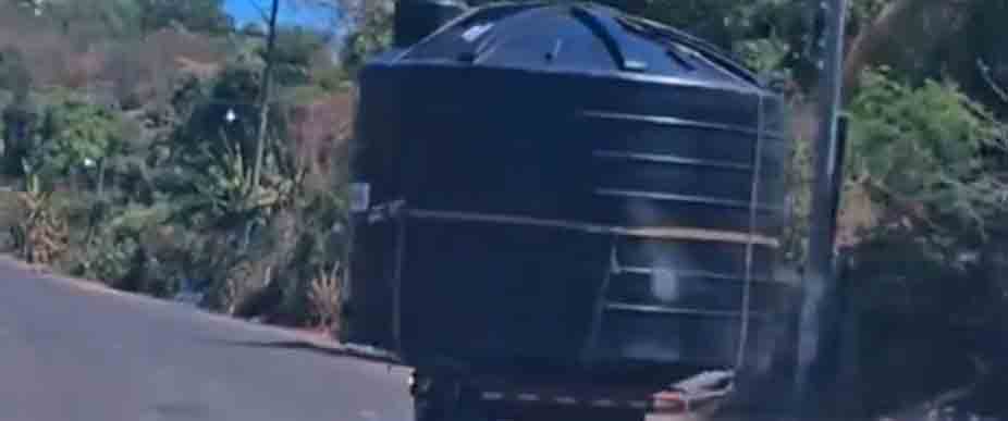 Captan a conductor trasladando enorme tanque que excede su capacidad