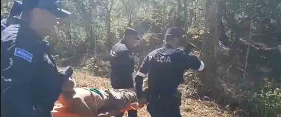 Policías auxilian a abuelito que estaba perdido cerca de una quebrada en San Miguel
